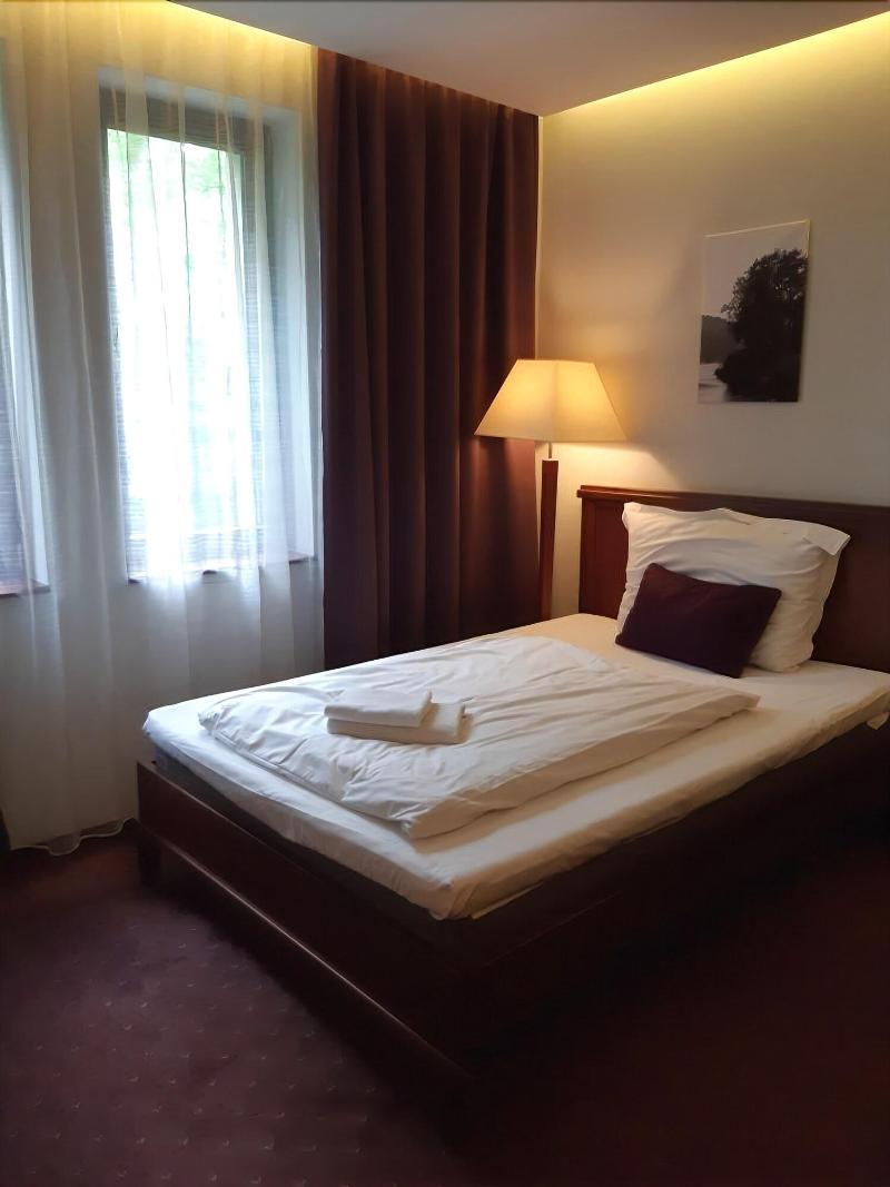 Hotel Park Avenue **** Piestany Bagian luar foto